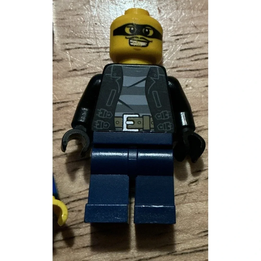 LEGO Lot 9Minifigure Police And Jail Prisoners City